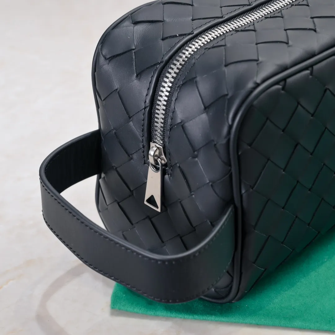 Batch 1280 BOTTEGA VENETA 2024 new INTRECCIATO classic toiletry bag, the choice of discerning people. The low-key luxury quality is the interpretation of its brand. If you like low-key BV, it is the first choice~~ Style number: 7799 Size: 26*13*10cm